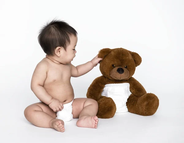 Foto Estudio Bebé Con Osito Peluche —  Fotos de Stock