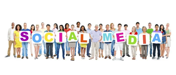 Grupo Empresários Multi Étnicos Segurando Placards Que Formam Mídia Social — Fotografia de Stock