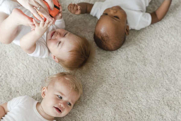 Lindos Bebés Acostados Alfombra — Foto de Stock