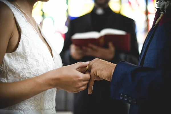 Bruden Och Brudgummen Vid Altaret — Stockfoto