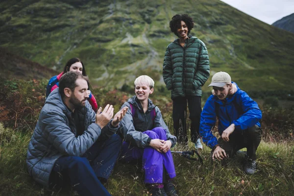 Freunde Machen Während Einer Wanderung Eine Pause — Stockfoto