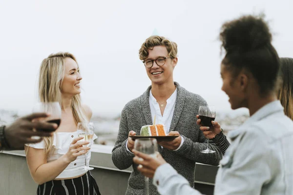 Amigos Alegres Comemorando Uma Festa Aniversário Telhado — Fotografia de Stock