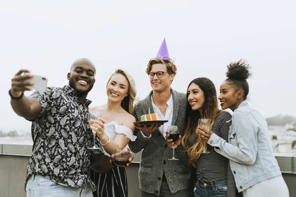 Διαφορετική Ομάδα Φίλων Που Παίρνουν Μια Selfie Ένα Πάρτι Γενεθλίων — Φωτογραφία Αρχείου
