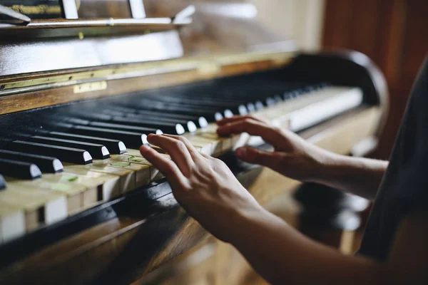 Jovem Tocando Piano — Fotografia de Stock