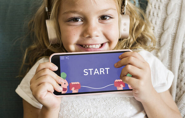 Little Girl Playing Mobile Game — Stock Photo, Image