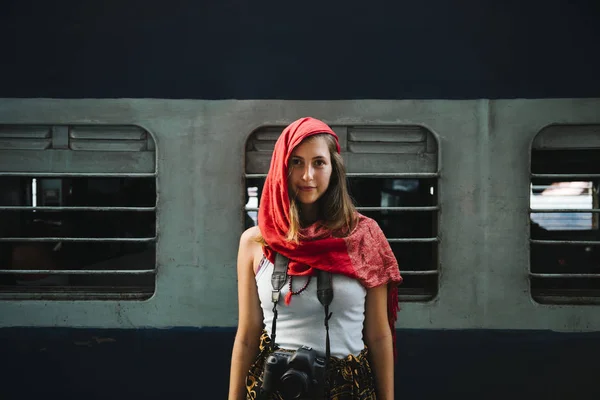 Viajante Ocidental Feminino Uma Estação Ferroviária Varanasi — Fotografia de Stock