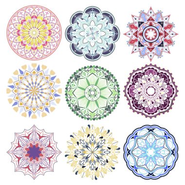 Beyaz arkaplanda renkli mandala desenleri ayarlandı