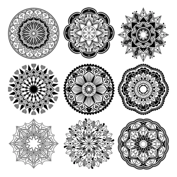 Beyaz arkaplanda siyah mandalas desenleri