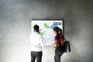 Turist rehberi haritaya arıyorum