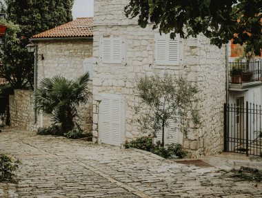 Dar ve engebeli geçit Hırvatistan