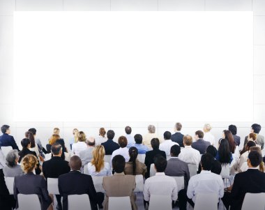 Grup oturma ve boş presenation arayan iş adamları.