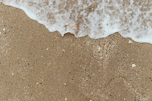 Espuma Mar Uma Praia Arenosa — Fotografia de Stock