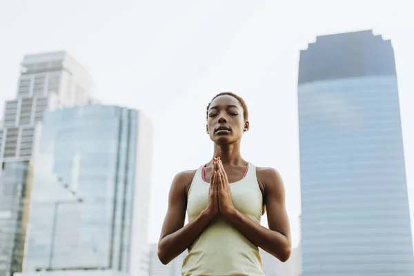 公園で瞑想をする黒人女性 — ストック写真