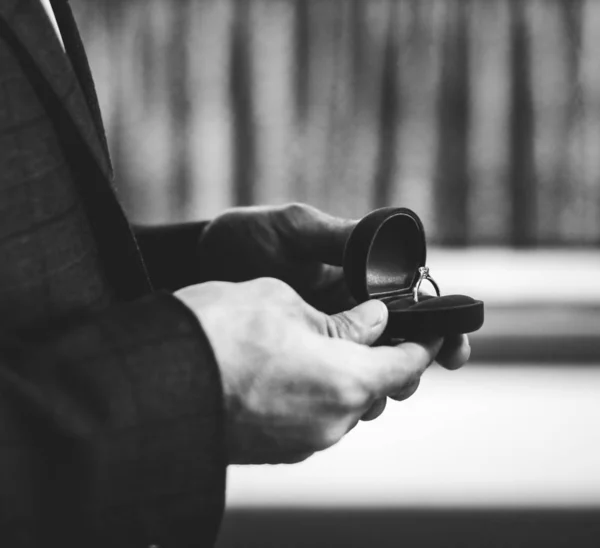 Groom Segurando Uma Caixa Com Anel Casamento — Fotografia de Stock