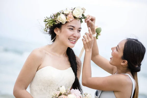 ビーチで陽気な花嫁 — ストック写真