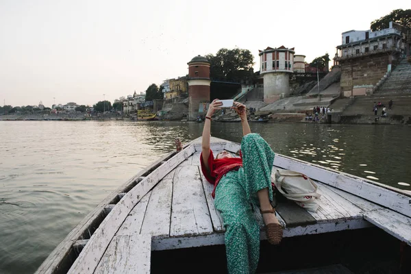 Western Woman Lying Boat Taking Selfies Varanasi — Stock Photo, Image