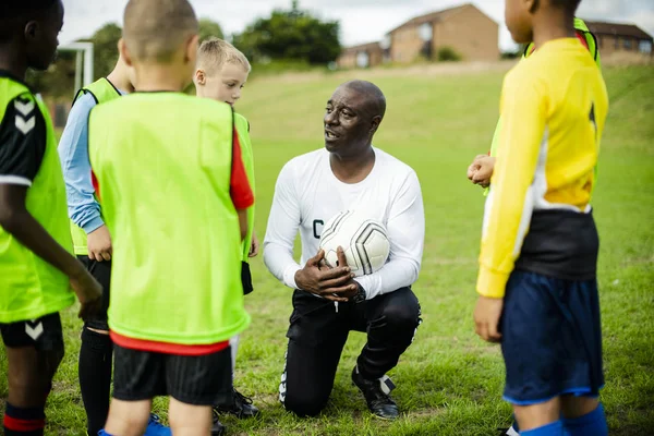 Voetbaltrainer Instrueren Van Zijn Studenten — Stockfoto