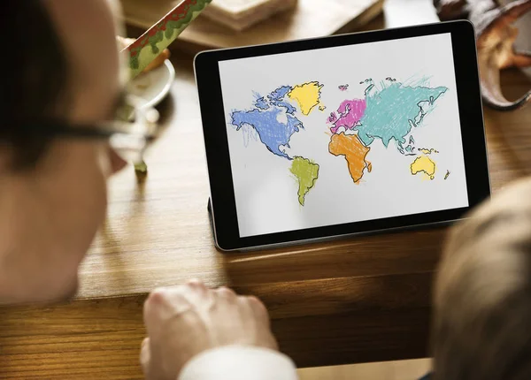 Aile Baba Oğlu Öğrenme Kartografi Haritalama Için Tablet Kullanarak — Stok fotoğraf