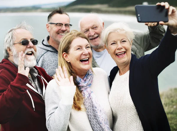 Grupo Idosos Felizes Tirando Uma Selfie — Fotografia de Stock