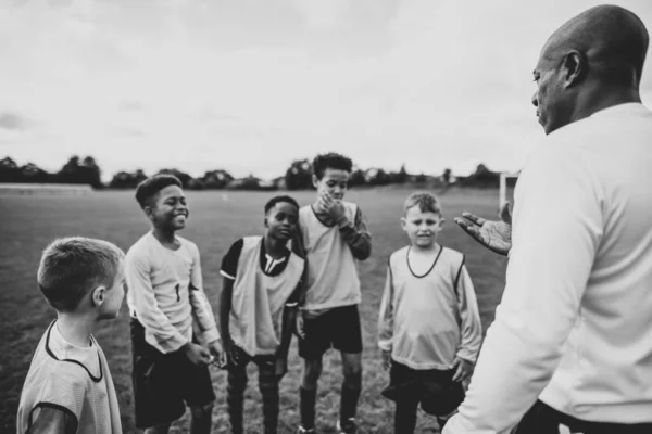 Allenatore Calcio Formazione Suoi Studenti — Foto Stock