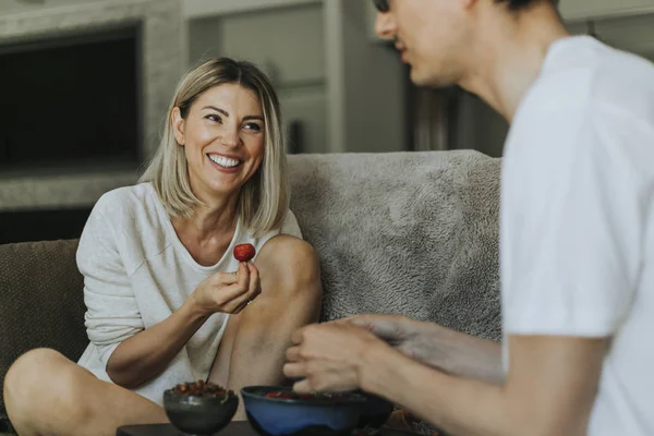 Casal Alegre Jantando Sofá — Fotografia de Stock