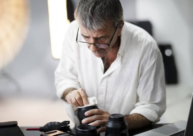 Üst düzey fotoğrafçı onun lens temizleme