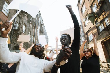 Bir gösteride kendinden geçmiş protestocular