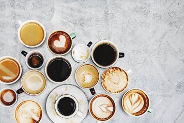 Dokulu bir arka plan üzerinde çeşitli kahve bardağı