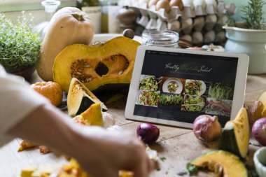 Kadın öğrenme sağlıklı sebze salatası yapmak