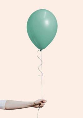 Tek bir balon tutan kadın