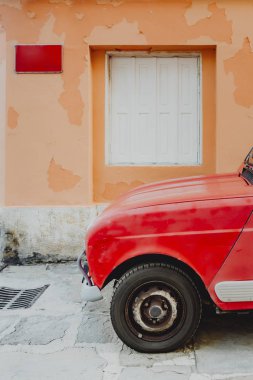 Turuncu bir yapı tarafından Park eski model kırmızı araba