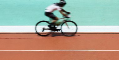 Stadyumda bisiklet sürerken.