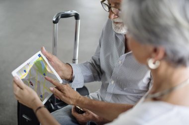 Yaşlı çift seyahat haritası güzergahı