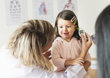 Otolaryngologist tatlı küçük bir kız üzerinde kontrol