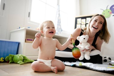 Anne bebeği ile oynama