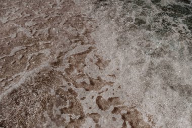 Okyanus dokulu zemin üzerinde köpük