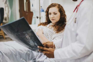 Hekim hastanın X-ray sonuçları gösterilen