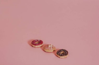 Sprinkles ile lezzetli sırlı çörek