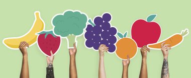 Meyve ve sebze leri tutan eller