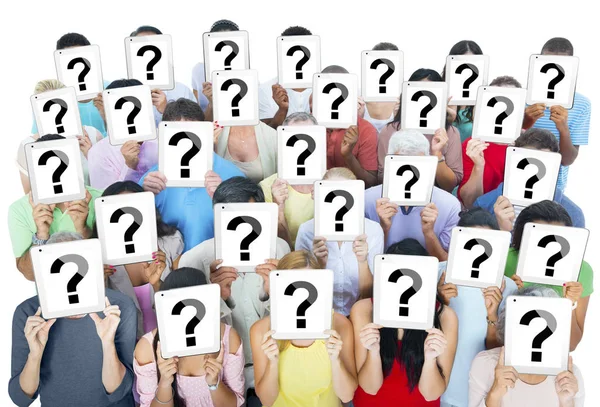 Persone Casual Multietniche Con Schermo Question Mark Del Tablet — Foto Stock