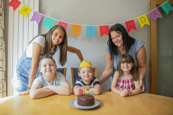 Familia Celebrando Cumpleaños Hijo — Foto de Stock