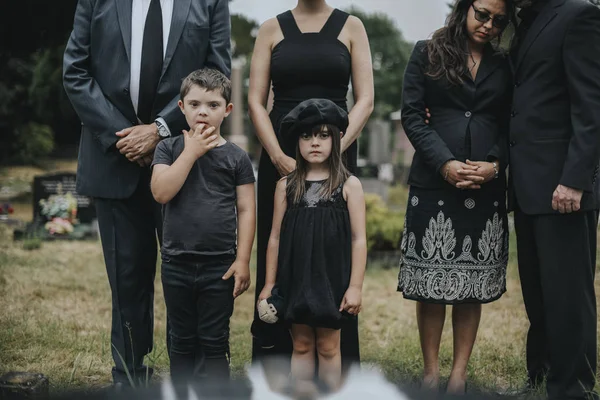 Tristes Petits Enfants Debout Près Tombe — Photo