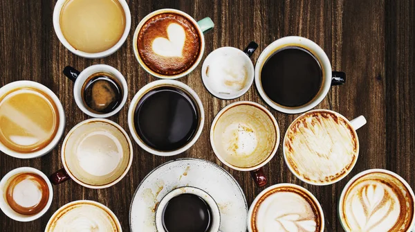 Diverse Koffie Kopjes Een Houten Tafel — Stockfoto