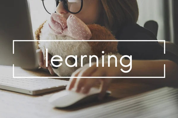 Mädchen Brille Mit Laptop Und Online Lernen — Stockfoto