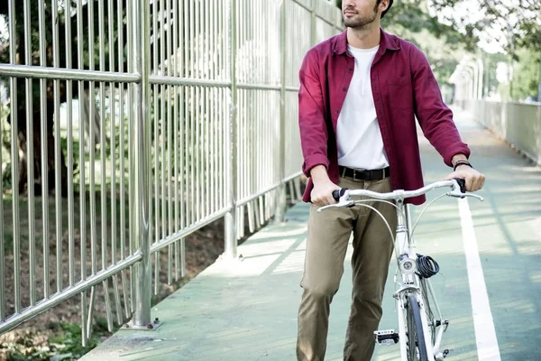 Homem Caucasiano Empurrando Sua Bicicleta Parque — Fotografia de Stock