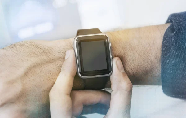 Homem Verificar Seu Smartwatch — Fotografia de Stock