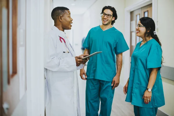 Squadra Medica Avere Una Conversazione Nel Corridoio — Foto Stock