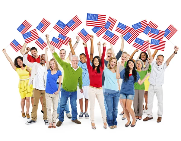 Веселая Многонациональная Группа Людей Стоящих Поднятыми Руками Североамериканским Флагом — стоковое фото