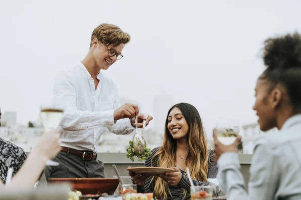 Uomo Che Serve Sua Insalata Amici Una Festa Sul Tetto — Foto Stock