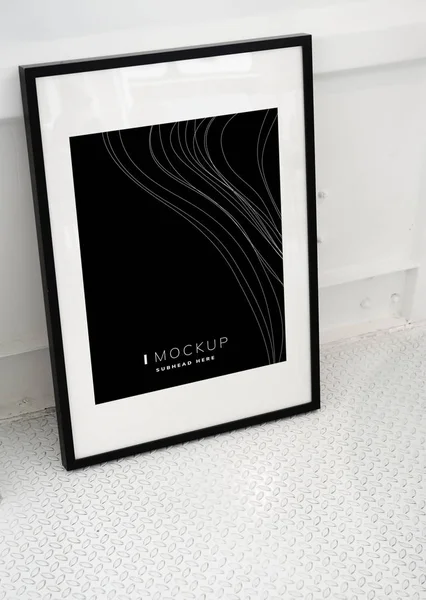 床に黒い画像フレーム モックアップ — ストック写真